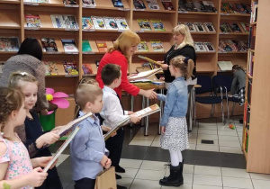 Ola z grupy 6-latków odbiera nagrodę z rąk Pani wiceprezydent Radomska Małgorzaty Kańskiej-Kipigroch.